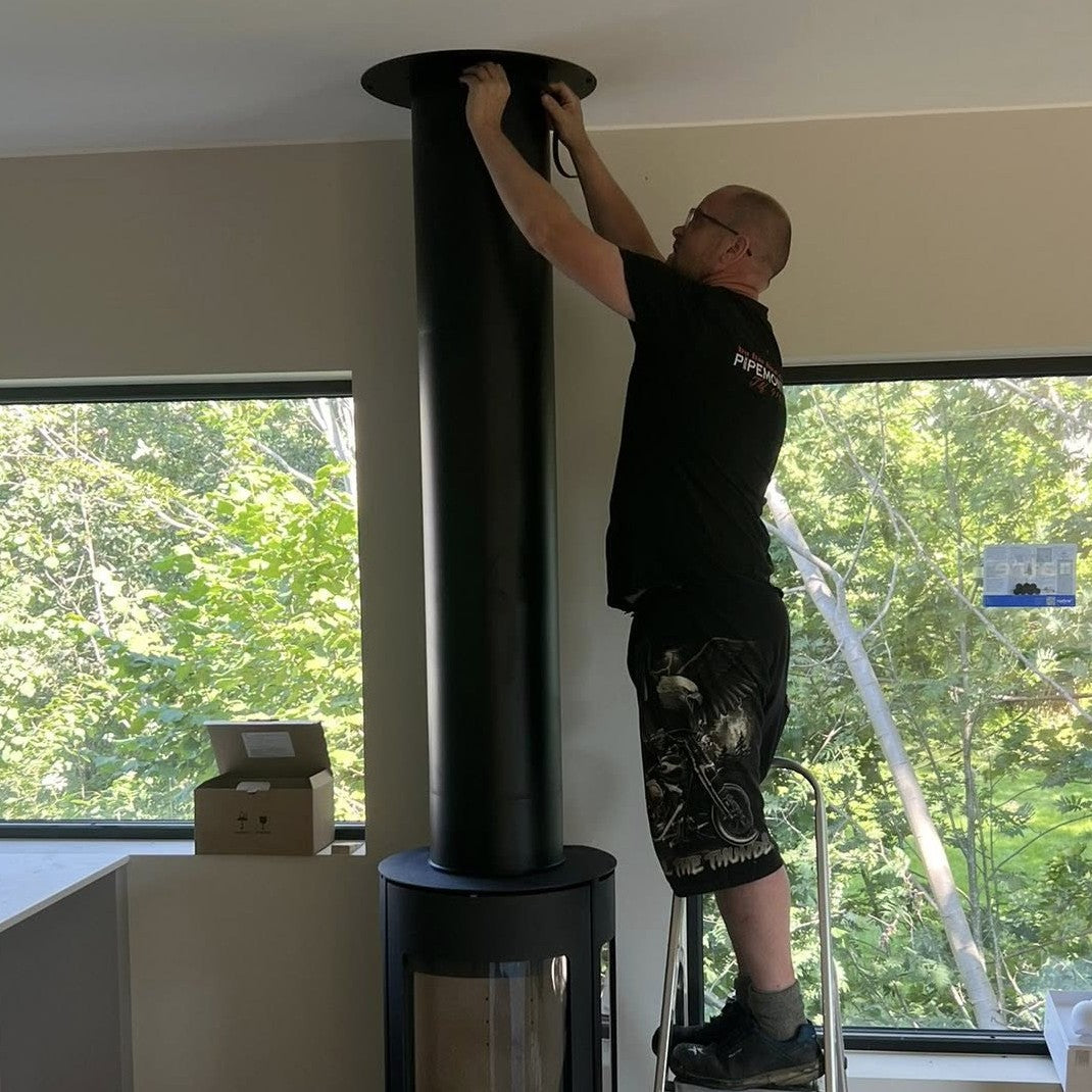 Montering av røykrør til vedovn i enebolig i Son.